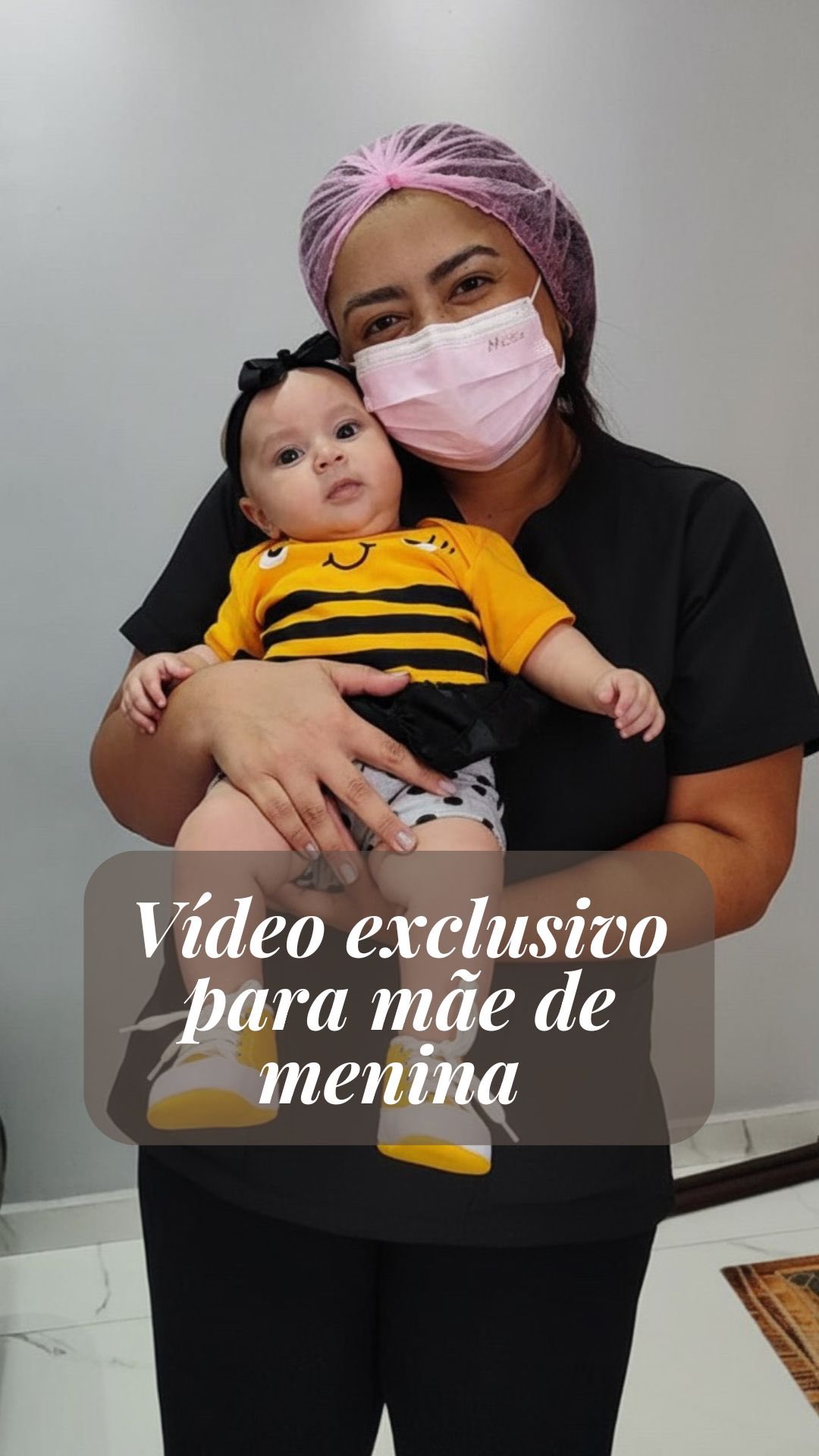 Enfermeira Rhaime acolhendo uma bebê durante atendimento